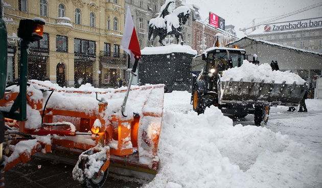 Zagreb, 140113.
Snijeg visine 40 cm docekao je gradjane na pocetku prvog radnog tijedna poslije zimskih skolskih praznika.
Na fotografiji: ralice i bageri ciste snijeg na Trgu bana Jelacica.
Foto: Dragan Matic / CROPIX
