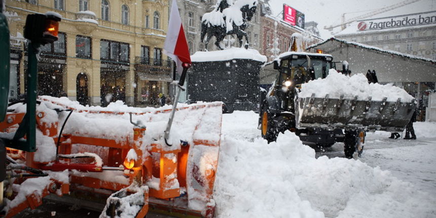 Zagreb, 140113.
Snijeg visine 40 cm docekao je gradjane na pocetku prvog radnog tijedna poslije zimskih skolskih praznika.
Na fotografiji: ralice i bageri ciste snijeg na Trgu bana Jelacica.
Foto: Dragan Matic / CROPIX Zagreb, 140113.
Snijeg visine 40 cm docekao je gradjane na pocetku prvog radnog tijedna poslije zimskih skolskih praznika.
Na fotografiji: ralice i bageri ciste snijeg na Trgu bana Jelacica.
Foto: Dragan Matic / CROPIX