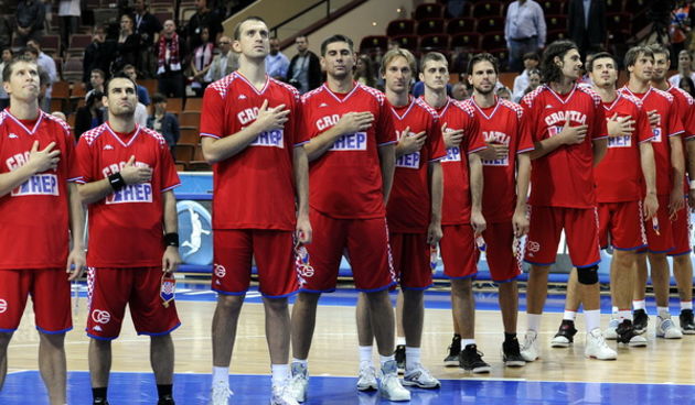 Katowice, 200909.
Dvorana Sport Arena Spodek.
Europsko prvenstvo u kosarci u Poljskoj, razigravanje izmedju Francuske i Hrvatske za peto mjesto na prvenstvu.
Na slici: tokom intoniranja hrvatske himne.
Foto: Drago Sopta  / CROPIX