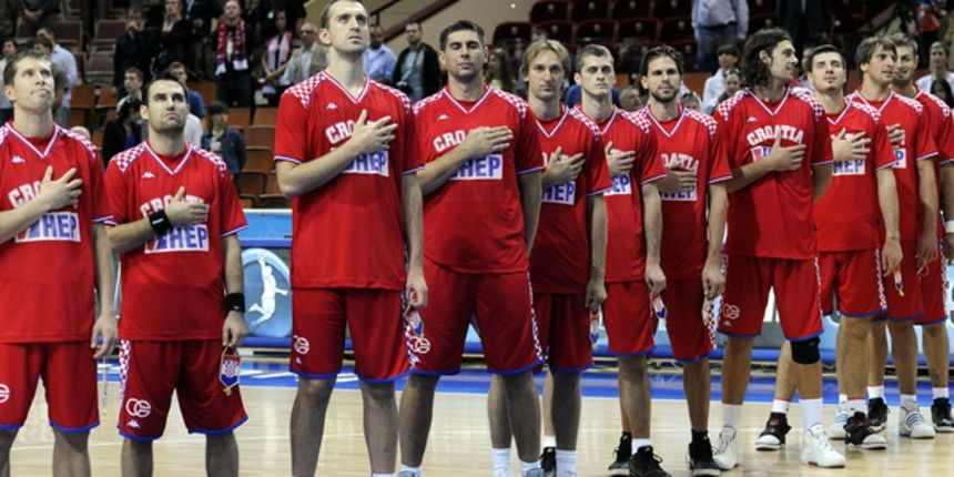 Katowice, 200909.
Dvorana Sport Arena Spodek.
Europsko prvenstvo u kosarci u Poljskoj, razigravanje izmedju Francuske i Hrvatske za peto mjesto na prvenstvu.
Na slici: tokom intoniranja hrvatske himne.
Foto: Drago Sopta  / CROPIX