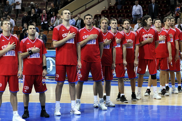 Katowice, 200909.
Dvorana Sport Arena Spodek.
Europsko prvenstvo u kosarci u Poljskoj, razigravanje izmedju Francuske i Hrvatske za peto mjesto na prvenstvu.
Na slici: tokom intoniranja hrvatske himne.
Foto: Drago Sopta  / CROPIX