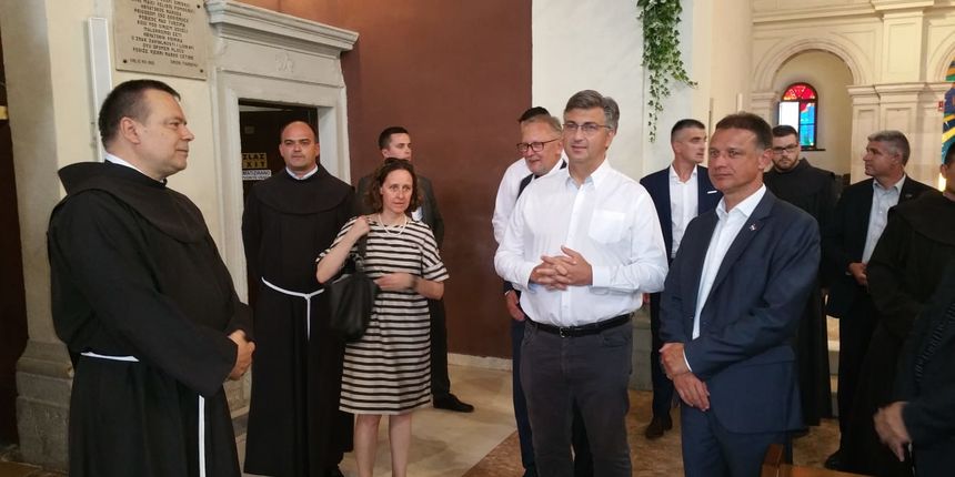 Andrej Plenković stigao u Sinj u društvu ministara