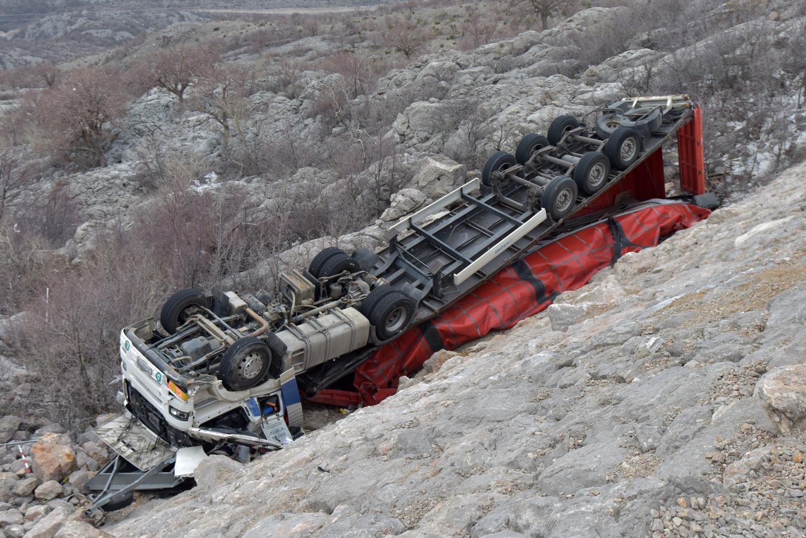 Orkanska bura na istom mjestu na cesti Gračac – Zaton Obrovački prevrnula dva kamiona