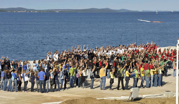 Sime Strikoman slika srednjoskolce na morskim orguljama