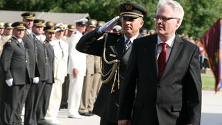 Vukovar, 250610.
U povodu Dana drzavnosti Republike Hrvatske obiljezen  zavrsetak skolovanja polaznika vojnih skola za potrebe Oruzanih snaga. Na fotografiji svecano postrojavanje vojnika pred vrhovnim zapovjednikom Ivom Josipovicem.
Foto: Damir Glibusic