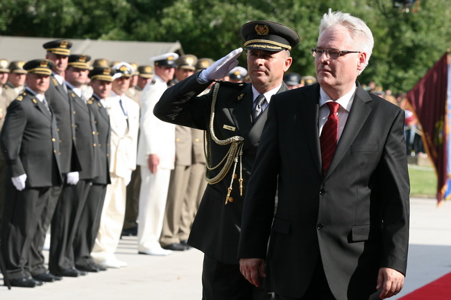 Vukovar, 250610.
U povodu Dana drzavnosti Republike Hrvatske obiljezen  zavrsetak skolovanja polaznika vojnih skola za potrebe Oruzanih snaga. Na fotografiji svecano postrojavanje vojnika pred vrhovnim zapovjednikom Ivom Josipovicem.
Foto: Damir Glibusic