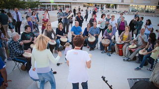 Glazbeno scenski nastup “Iskra ljubavi za mir” i grupna meditacija na Forumu