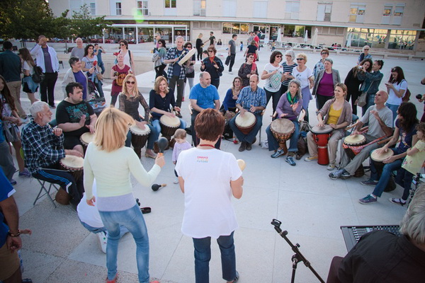 Glazbeno scenski nastup “Iskra ljubavi za mir” i grupna meditacija na Forumu