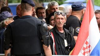 Srb: Uz Thompsonove pjesme prosvjednici ispred interventne policije protiv obljetnice Ustanka, Photo: Dino Stanin/PIXSELL