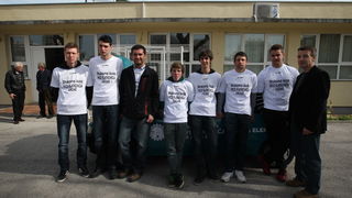 Zadar, 050312.
Ucenici Strukovne skole Vice Vlatkovica, pod vodstvom profesora Ante Ivanca, preradili su benzinski automobil u elektricni te su svoj rad danas prezentirali javnosti. Preradjeni Peugeot 106 krece se totalno necujno, brzinom i vecom od 50 ki Zadar, 050312.
Ucenici Strukovne skole Vice Vlatkovica, pod vodstvom profesora Ante Ivanca, preradili su benzinski automobil u elektricni te su svoj rad danas prezentirali javnosti. Preradjeni Peugeot 106 krece se totalno necujno, brzinom i vecom od 50 ki