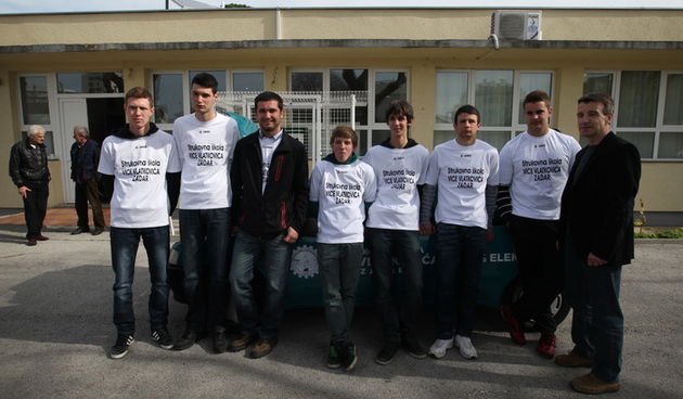 Zadar, 050312.
Ucenici Strukovne skole Vice Vlatkovica, pod vodstvom profesora Ante Ivanca, preradili su benzinski automobil u elektricni te su svoj rad danas prezentirali javnosti. Preradjeni Peugeot 106 krece se totalno necujno, brzinom i vecom od 50 ki