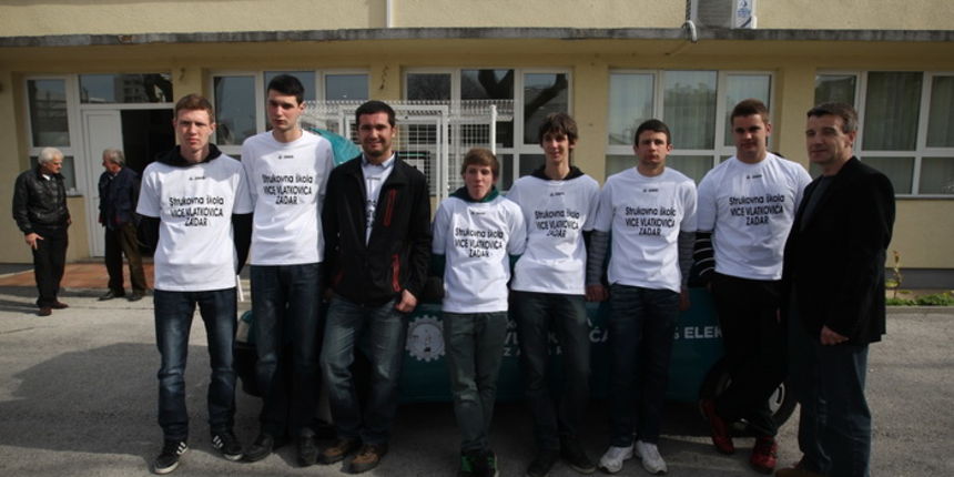 Zadar, 050312.
Ucenici Strukovne skole Vice Vlatkovica, pod vodstvom profesora Ante Ivanca, preradili su benzinski automobil u elektricni te su svoj rad danas prezentirali javnosti. Preradjeni Peugeot 106 krece se totalno necujno, brzinom i vecom od 50 ki