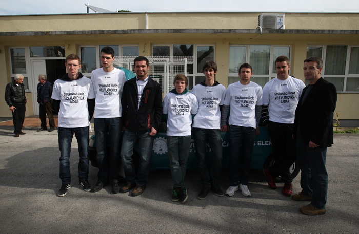 Zadar, 050312.
Ucenici Strukovne skole Vice Vlatkovica, pod vodstvom profesora Ante Ivanca, preradili su benzinski automobil u elektricni te su svoj rad danas prezentirali javnosti. Preradjeni Peugeot 106 krece se totalno necujno, brzinom i vecom od 50 ki Zadar, 050312.
Ucenici Strukovne skole Vice Vlatkovica, pod vodstvom profesora Ante Ivanca, preradili su benzinski automobil u elektricni te su svoj rad danas prezentirali javnosti. Preradjeni Peugeot 106 krece se totalno necujno, brzinom i vecom od 50 ki
