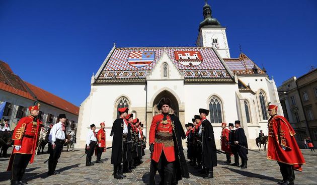 18.10.2013., Zagreb – Na Markovom trgu odrzan je performans Rubac – tajna kravate, umjetnicki projekt Marijana Busica i postrojavanje Kravat pukovnije po prvi puta s dvije zene. Photo: Anto Magzan/PIXSELL