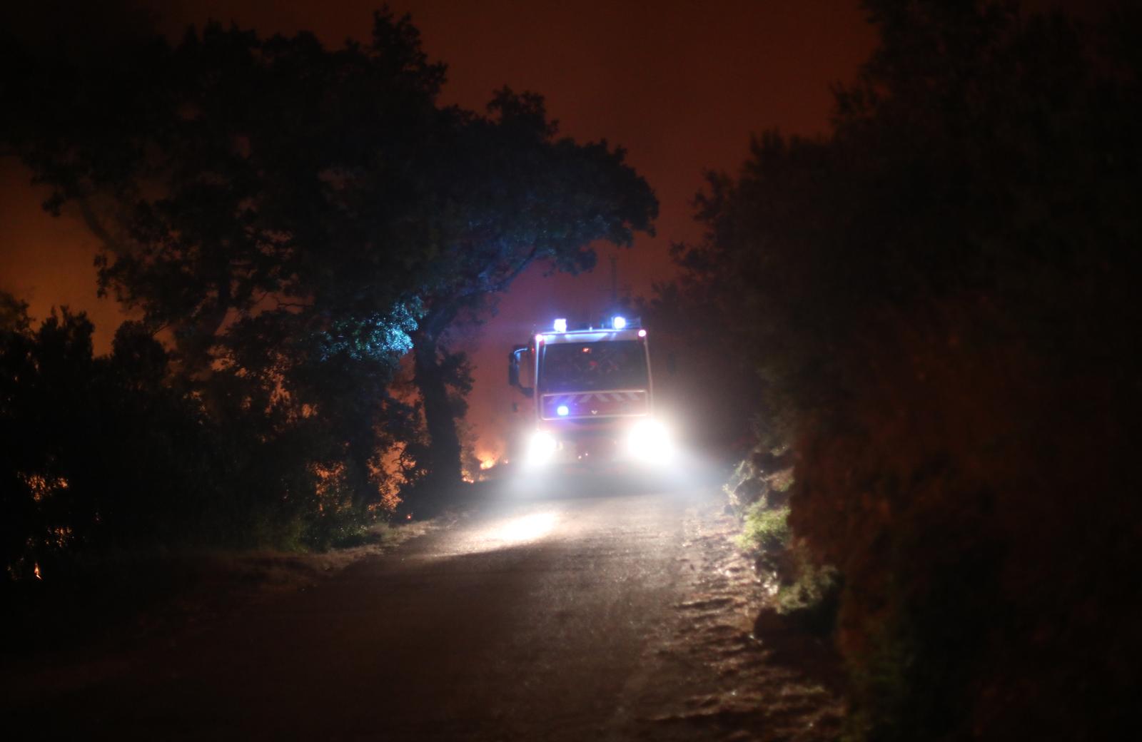 Tučepi: Požar se širi, zahvatio ranč i kuće, vatrogasci u akciji
