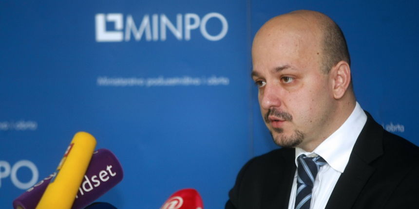 Zagreb, 280113.
Vukovarska ulica, Ministarstvo poduzetnistva i obrta.
Program poticanja poduzetnistva i obrta za 2013. godinu Poduzetnicki impuls, ‘tezak’ 730,3 milijuna kuna, predstavio je na konferenciji za novinare ministar poduzetnistva i obrta Gordan Zagreb, 280113.
Vukovarska ulica, Ministarstvo poduzetnistva i obrta.
Program poticanja poduzetnistva i obrta za 2013. godinu Poduzetnicki impuls, ‘tezak’ 730,3 milijuna kuna, predstavio je na konferenciji za novinare ministar poduzetnistva i obrta Gordan