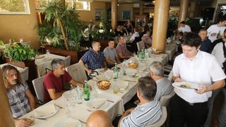 Zadar – Poznati zadarski ugostitelj Erik Pavin na rucak je pozvao djelatnike Cistoce koji su mogli gustati u vrhunskom ribljem meniju. Photo: Filip Brala/PIXSEL Zadar – Poznati zadarski ugostitelj Erik Pavin na rucak je pozvao djelatnike Cistoce koji su mogli gustati u vrhunskom ribljem meniju. Photo: Filip Brala/PIXSEL