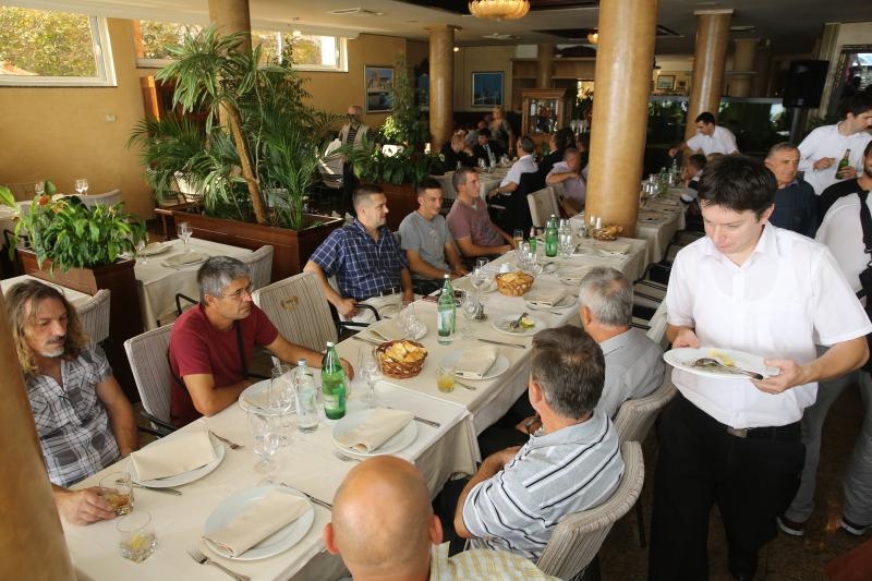 Zadar – Poznati zadarski ugostitelj Erik Pavin na rucak je pozvao djelatnike Cistoce koji su mogli gustati u vrhunskom ribljem meniju. Photo: Filip Brala/PIXSEL Zadar – Poznati zadarski ugostitelj Erik Pavin na rucak je pozvao djelatnike Cistoce koji su mogli gustati u vrhunskom ribljem meniju. Photo: Filip Brala/PIXSEL