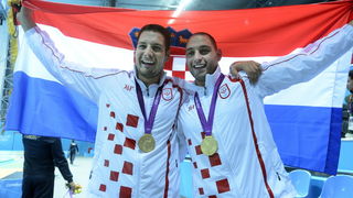 London, 120812.
Vaterpolo Arena.
Hrvatska muska vaterpolo reprezentacija pobijedila je u finalnoj utakmici protiv Italije tijekom Olimpijskih Igara u Londonu.
Na fotografiji: Hrvatska je osvojila zlatnu medalju.
Foto: Drago Sopta / CROPIX London, 120812.
Vaterpolo Arena.
Hrvatska muska vaterpolo reprezentacija pobijedila je u finalnoj utakmici protiv Italije tijekom Olimpijskih Igara u Londonu.
Na fotografiji: Hrvatska je osvojila zlatnu medalju.
Foto: Drago Sopta / CROPIX