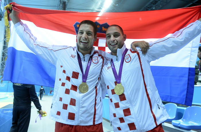 London, 120812.
Vaterpolo Arena.
Hrvatska muska vaterpolo reprezentacija pobijedila je u finalnoj utakmici protiv Italije tijekom Olimpijskih Igara u Londonu.
Na fotografiji: Hrvatska je osvojila zlatnu medalju.
Foto: Drago Sopta / CROPIX London, 120812.
Vaterpolo Arena.
Hrvatska muska vaterpolo reprezentacija pobijedila je u finalnoj utakmici protiv Italije tijekom Olimpijskih Igara u Londonu.
Na fotografiji: Hrvatska je osvojila zlatnu medalju.
Foto: Drago Sopta / CROPIX