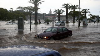 Zadar, 010912.
Nakon visemjesecne suse u Zadru se u subotu ujutro dogodio potop. Kisa je uz povremenu jaku grmljavinu pocela padati pred zoru, oko pet sati i jos nije prestala padati. Ogromne kolicine kise prekrile su prometnice na godinama poznatim kriti