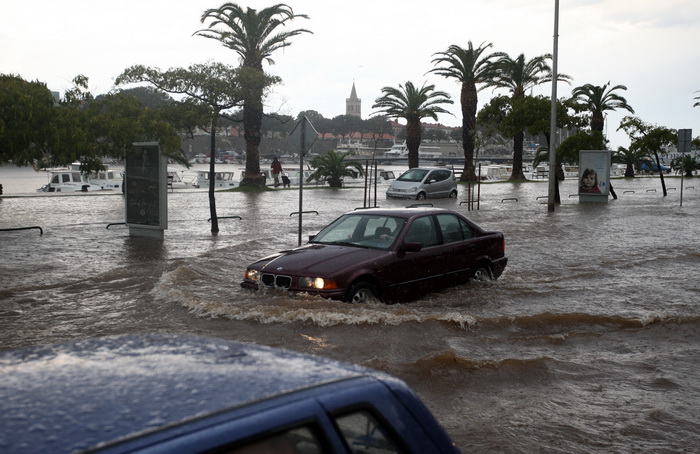 Zadar, 010912.
Nakon visemjesecne suse u Zadru se u subotu ujutro dogodio potop. Kisa je uz povremenu jaku grmljavinu pocela padati pred zoru, oko pet sati i jos nije prestala padati. Ogromne kolicine kise prekrile su prometnice na godinama poznatim kriti