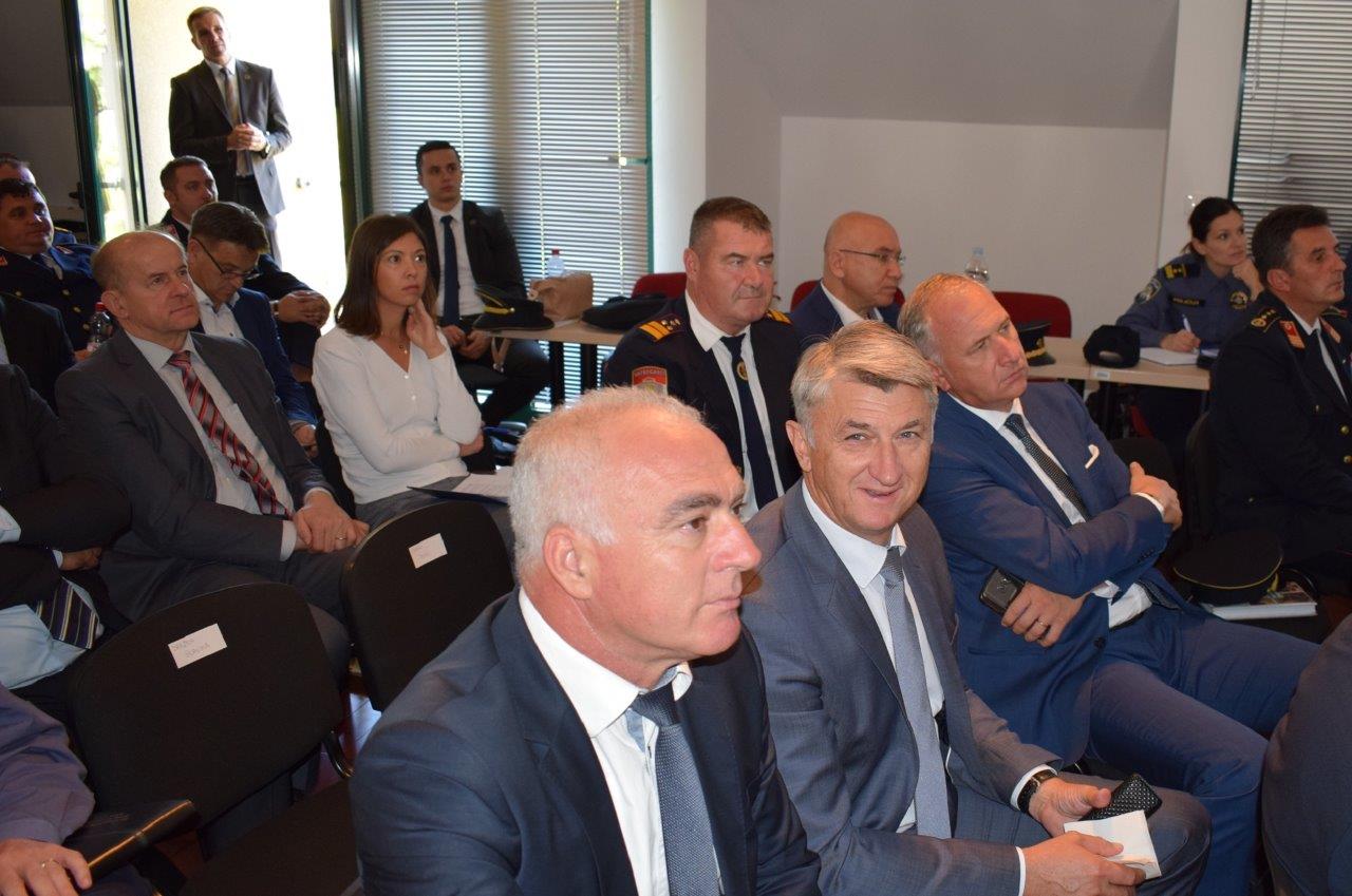 U Divuljama održana tematska sjednica premijera i župana o požarnoj sezoni U Divuljama održana tematska sjednica premijera i župana o požarnoj sezoni