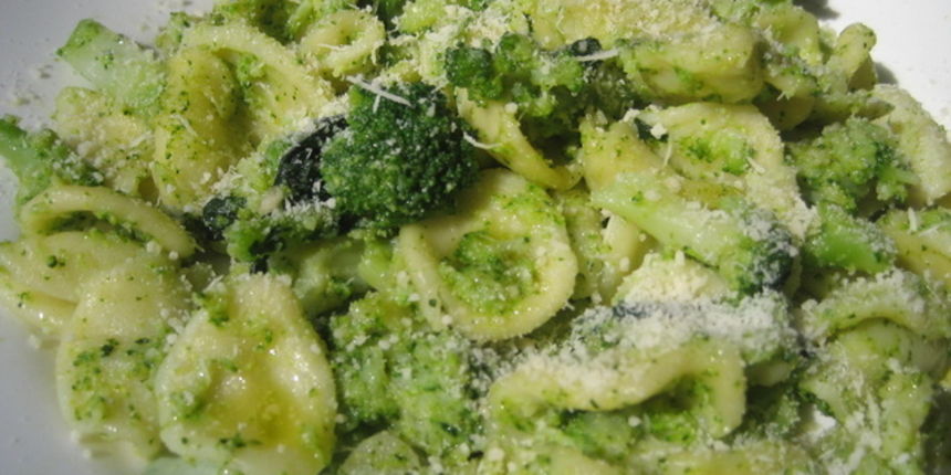 Pašta tjestenina, brokula, parmezan Pašta tjestenina, brokula, parmezan