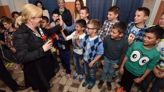 Predsjednica Kolinda Grabar Kitarović položila vijenac i zapalila svijeće za žrtve Škabrnje, Foto: Dino Stanin/PIXSELL