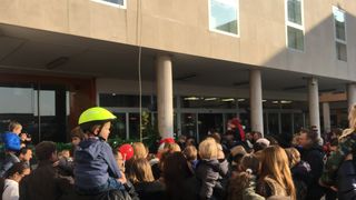 Spektakularno spuštanje Djeda Božićnjaka na Kalelargu Spektakularno spuštanje Djeda Božićnjaka na Kalelargu