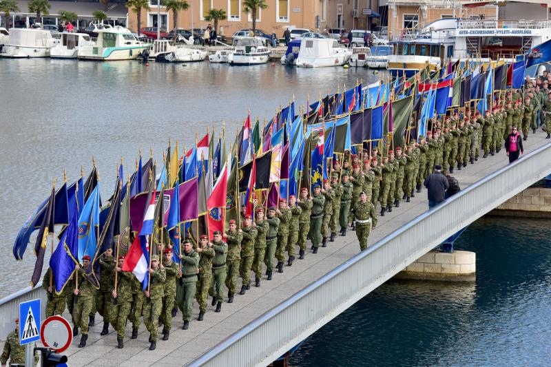 Svecanim postrojavanjem i mimohodom kroz grad postrojbi sudionica obiljezena je 22. obljetnica vojno-redarstvene akcije Maslenica. Photo: Dino Stanin/PIXSELL Svecanim postrojavanjem i mimohodom kroz grad postrojbi sudionica obiljezena je 22. obljetnica vojno-redarstvene akcije Maslenica. Photo: Dino Stanin/PIXSELL