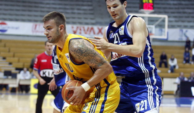 Zagreb, 171010. Dvorana Drazen Petrovic. 3. kolo regionalne kosarkaske NLB lige, Zagreb CO – Zadar. Na slici: Mario Kasun u akciji. Foto: Goran Mehkek / CROPIX