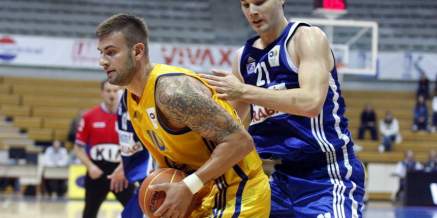 Zagreb, 171010. Dvorana Drazen Petrovic. 3. kolo regionalne kosarkaske NLB lige, Zagreb CO – Zadar. Na slici: Mario Kasun u akciji. Foto: Goran Mehkek / CROPIX