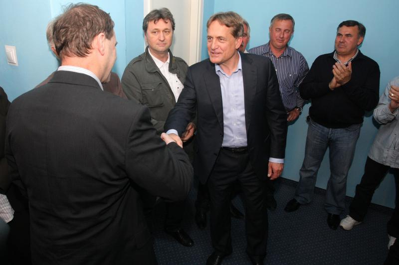 Nakon objave prvih izbornih rezultata nastalo je slavlje u stožeru HDZ-a i kolacijskih partnera. Slavila se pobjeda Božidara Kalmete, novog gradonačelnika Zadra, te pobjeda Stipe Zrilića, novog/satog župana Zadarske županije. Photo: Dino Stanin/PIXSELL Nakon objave prvih izbornih rezultata nastalo je slavlje u stožeru HDZ-a i kolacijskih partnera. Slavila se pobjeda Božidara Kalmete, novog gradonačelnika Zadra, te pobjeda Stipe Zrilića, novog/satog župana Zadarske županije. Photo: Dino Stanin/PIXSELL