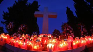 Na Gradskom groblju gradjani se prisjecaju svojih najbliznjih koji vise nisu s njima, a na centralnom dijelu zapaljene su svijece za sve stradale u Domovinskom ratu. Photo: Filip Brala/PIXSELL Na Gradskom groblju gradjani se prisjecaju svojih najbliznjih koji vise nisu s njima, a na centralnom dijelu zapaljene su svijece za sve stradale u Domovinskom ratu. Photo: Filip Brala/PIXSELL