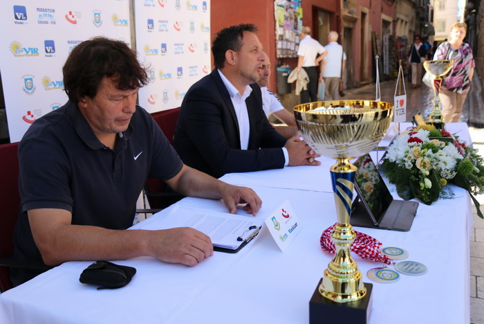 Na zadarskom Narodnom trgu najavljen Virski maraton 2016. Foto: Kažimir Škrbić/Virski list Na zadarskom Narodnom trgu najavljen Virski maraton 2016. Foto: Kažimir Škrbić/Virski list