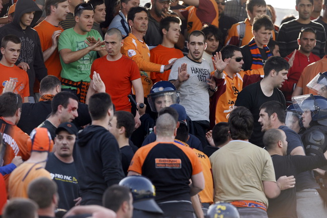 Sibenik, 050510.
 Finale Kupa Hrvatske uzvratna utakmica:   NK Sibenik – NK  Hajduk
Na fotografiji :  sukob navijaca Sibenika Funcuta i Policije. 
  Foto: Vladimir Dugandzic / CROPIX
