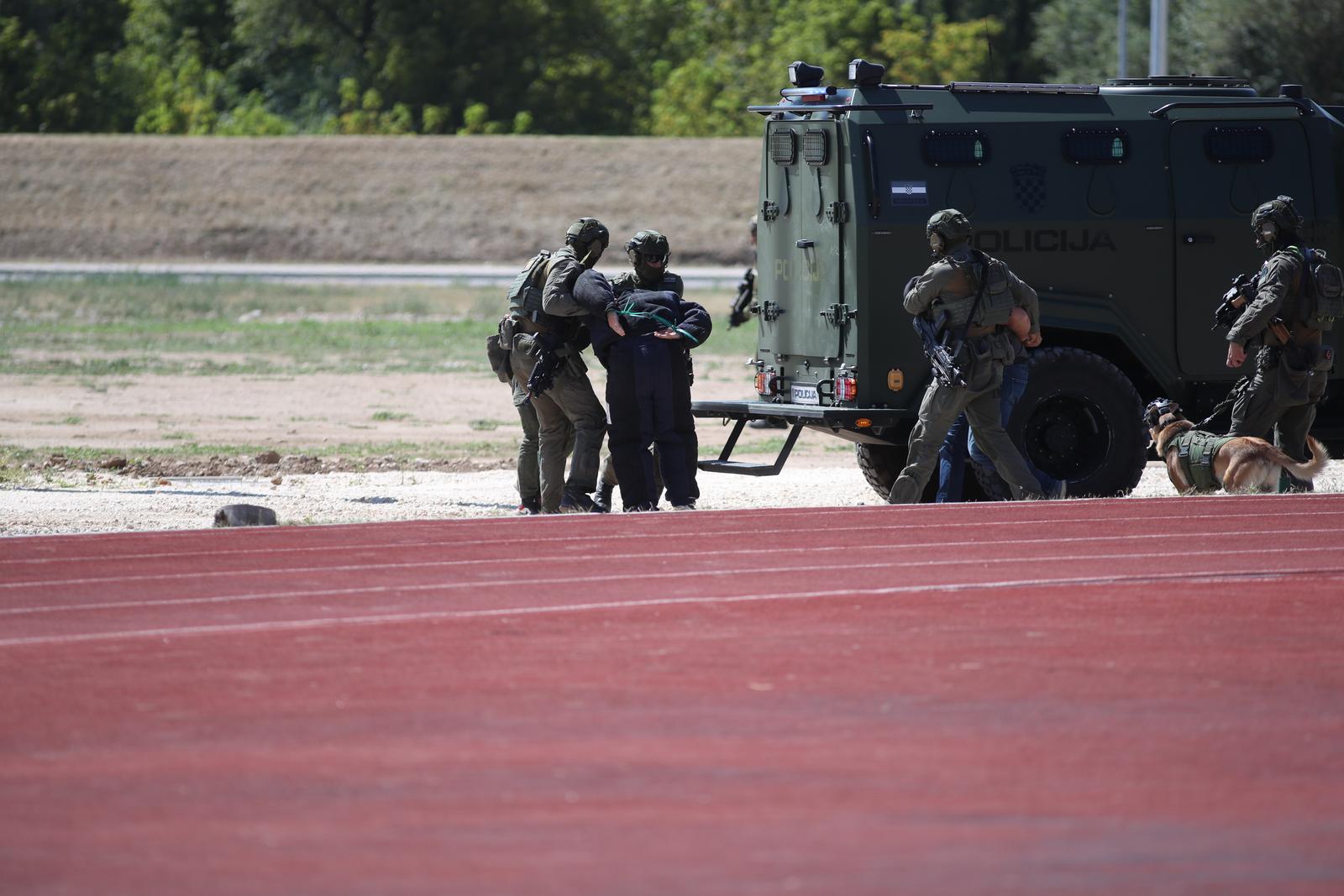 Preleti Rafalea i Krila oluje na obilježavanju 29. obljetnice VRO Oluja @ Knin Preleti Rafalea i Krila oluje na obilježavanju 29. obljetnice VRO Oluja @ Knin