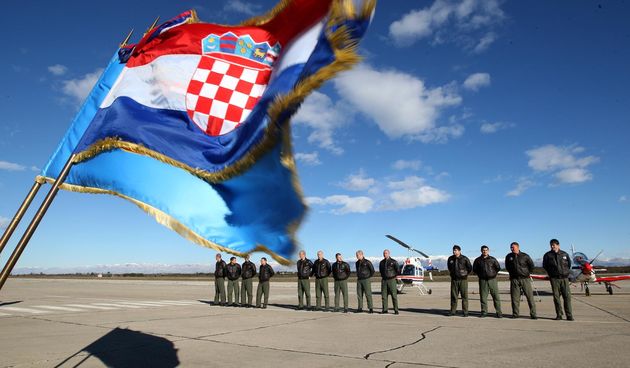 Zadar, 031212. Zrakoplovna baza, vojarna Zemunik. Promocija prvih samostalnih letova 18. narastaja vojnih pilota na avionima Pilatus PC-9 M i helikopterima BELL 206 B. Tradicionalno i ove godine kadetima ce cestitku uputiti kuma narastaja, a rijec je o po