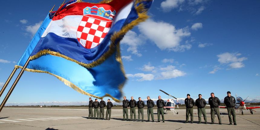 Zadar, 031212. Zrakoplovna baza, vojarna Zemunik. Promocija prvih samostalnih letova 18. narastaja vojnih pilota na avionima Pilatus PC-9 M i helikopterima BELL 206 B. Tradicionalno i ove godine kadetima ce cestitku uputiti kuma narastaja, a rijec je o po