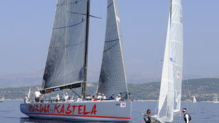 Split, 240911.
Na 80.Mrduja jubilarnoj regati izislo 242 plovila u borbu za veliki trofej. Na startu vjetar nije bio naklonjen jedrilicarima pa su mnogi satima plutali u bonaci.
Na slici:  Berketov bliski susret sa mini katamaranom.
Foto: Jadran Babic / C