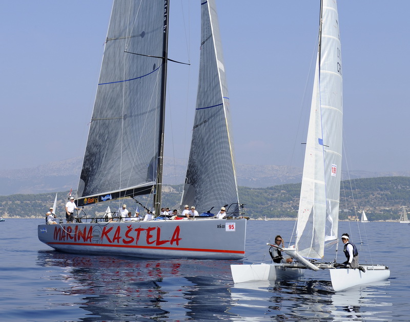 Split, 240911.
Na 80.Mrduja jubilarnoj regati izislo 242 plovila u borbu za veliki trofej. Na startu vjetar nije bio naklonjen jedrilicarima pa su mnogi satima plutali u bonaci.
Na slici:  Berketov bliski susret sa mini katamaranom.
Foto: Jadran Babic / C