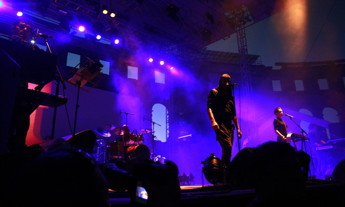 Pula, 180811.
Arena Fest 2011.
Na kraju koncertne sezone u pulskoj Areni na Arena Festu nastupaju tri europska benda: Apocalyptica, Guano Apes i Laibach.
Na slici: nastup Laibacha.
Foto: Goran Sebelic / CROPIX Pula, 180811.
Arena Fest 2011.
Na kraju koncertne sezone u pulskoj Areni na Arena Festu nastupaju tri europska benda: Apocalyptica, Guano Apes i Laibach.
Na slici: nastup Laibacha.
Foto: Goran Sebelic / CROPIX