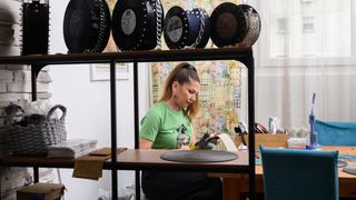 Miljana Jovičić proizvodi torbice od starih gramofonskih ploča