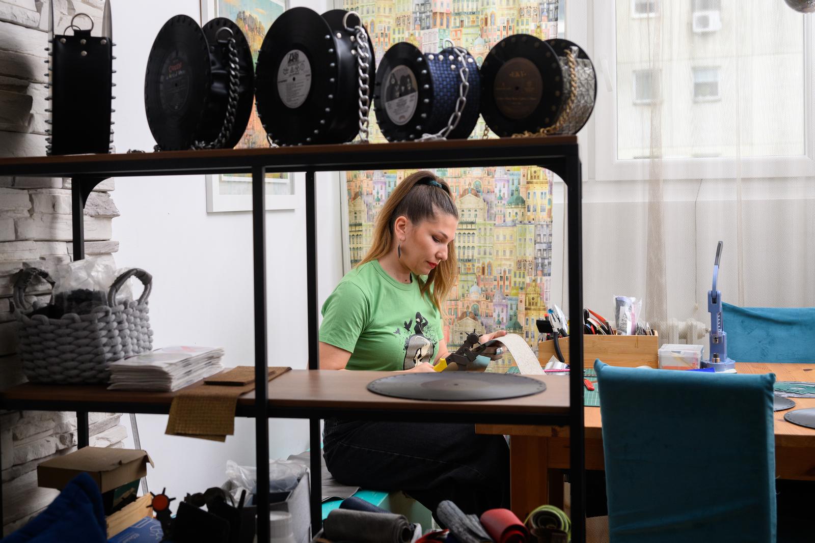 Miljana Jovičić proizvodi torbice od starih gramofonskih ploča