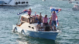 Svečani doček zadarskih Vatrenih: Jedrenjakom Branimir plovili od Gradskog mosta do gata na zadarskoj rivi