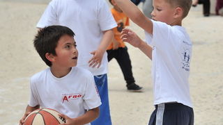 Zadar, 250513.
Univerzalna sportska skola “Dite zadarsko” kraj sezone obiljezila proslavom cetvrtog rodjendana i odrzavanjem sportskih igara na Forumu.
Na fotografiji: sporske igre “Dite zadarsko”.
Foto: Luka Gerlanc / CROPIX