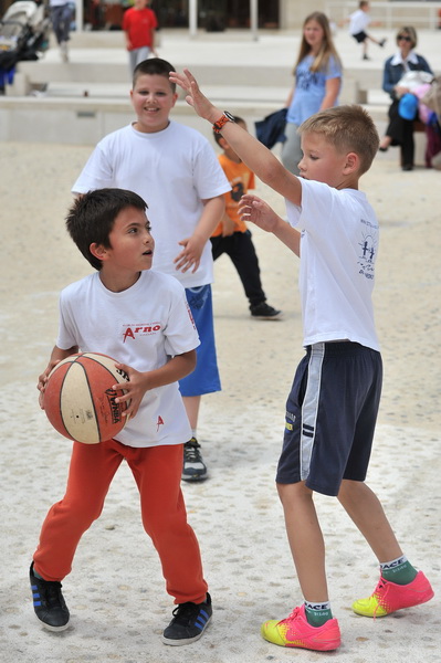 Zadar, 250513.
Univerzalna sportska skola “Dite zadarsko” kraj sezone obiljezila proslavom cetvrtog rodjendana i odrzavanjem sportskih igara na Forumu.
Na fotografiji: sporske igre “Dite zadarsko”.
Foto: Luka Gerlanc / CROPIX