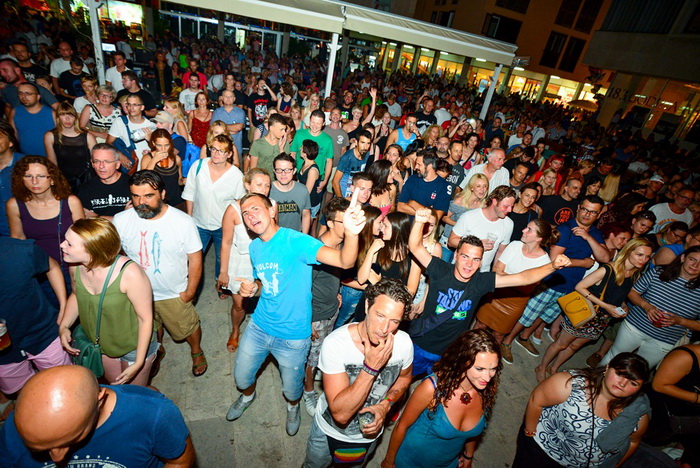 U povodu 4. rođendana Boutique hostela Forum, “najpristojniji mogući” riječki Let 3 održao je fenomenalan koncert na antičkom Forumu