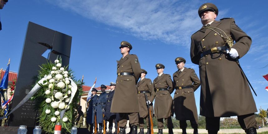 Škabrnja: Obilježena je 26. godišnjica stradavanja hrvatskih branitelja i civila Škabrnja: Obilježena je 26. godišnjica stradavanja hrvatskih branitelja i civila